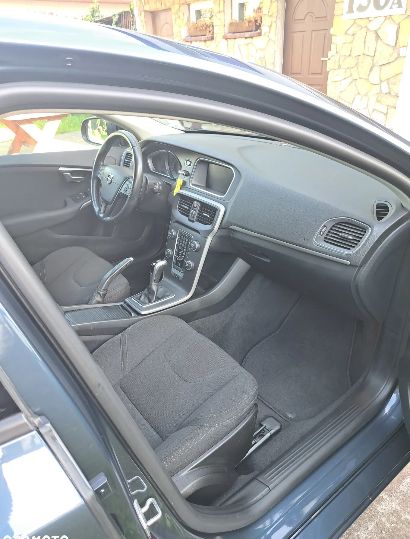 Volvo V40 cena 49900 przebieg: 143000, rok produkcji 2017 z Gliwice małe 79